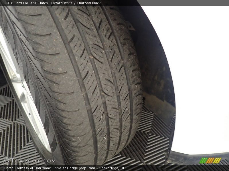 Oxford White / Charcoal Black 2018 Ford Focus SE Hatch