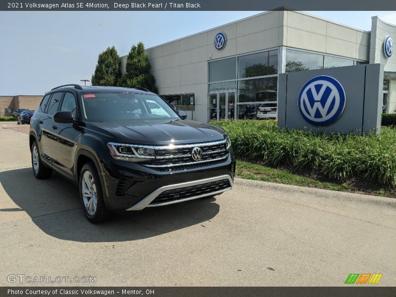 Deep Black Pearl / Titan Black 2021 Volkswagen Atlas SE 4Motion
