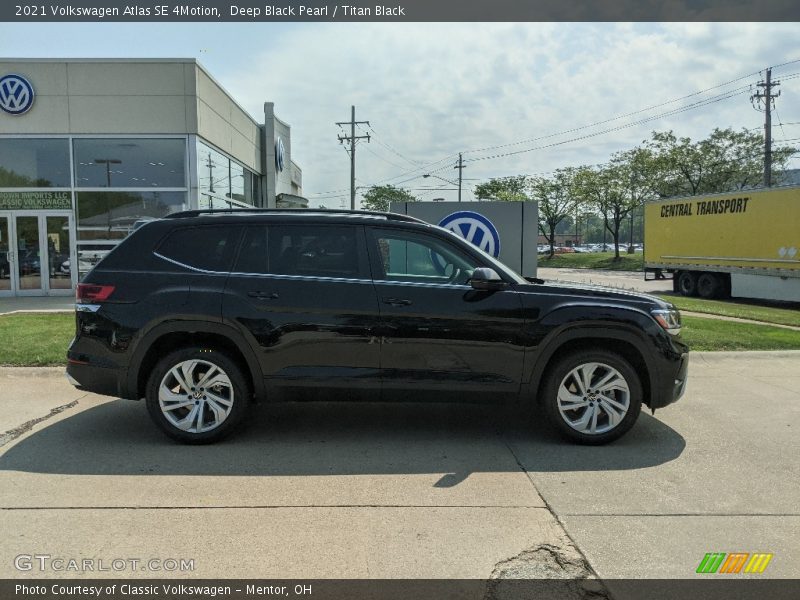 Deep Black Pearl / Titan Black 2021 Volkswagen Atlas SE 4Motion