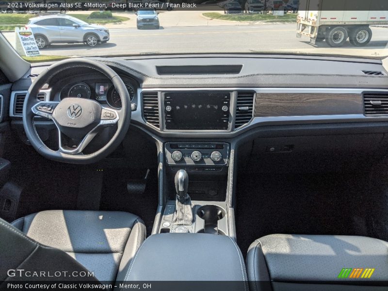Deep Black Pearl / Titan Black 2021 Volkswagen Atlas SE 4Motion