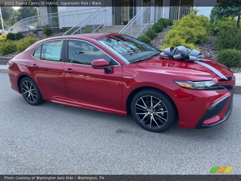 Supersonic Red / Black 2021 Toyota Camry SE Hybrid