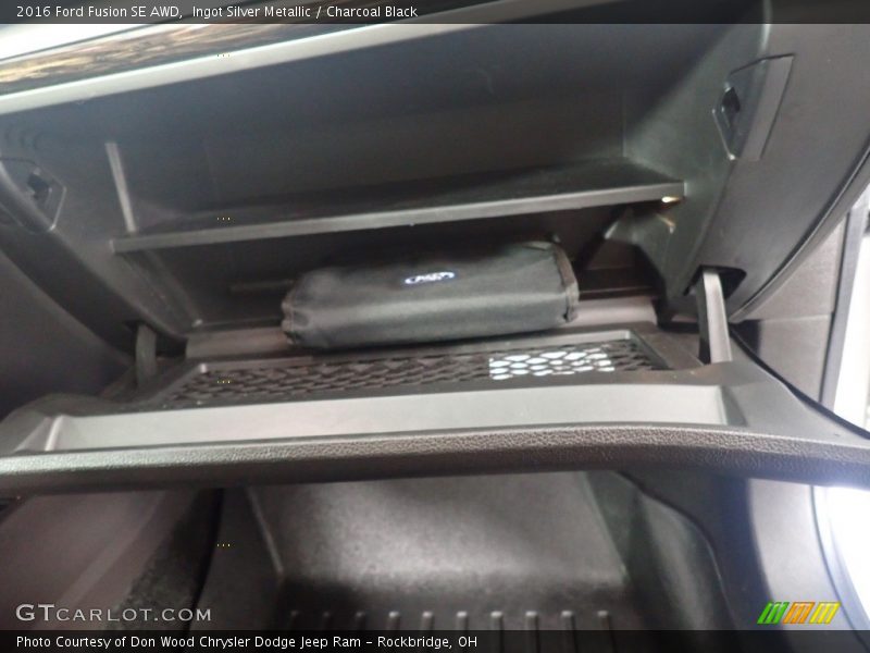 Ingot Silver Metallic / Charcoal Black 2016 Ford Fusion SE AWD