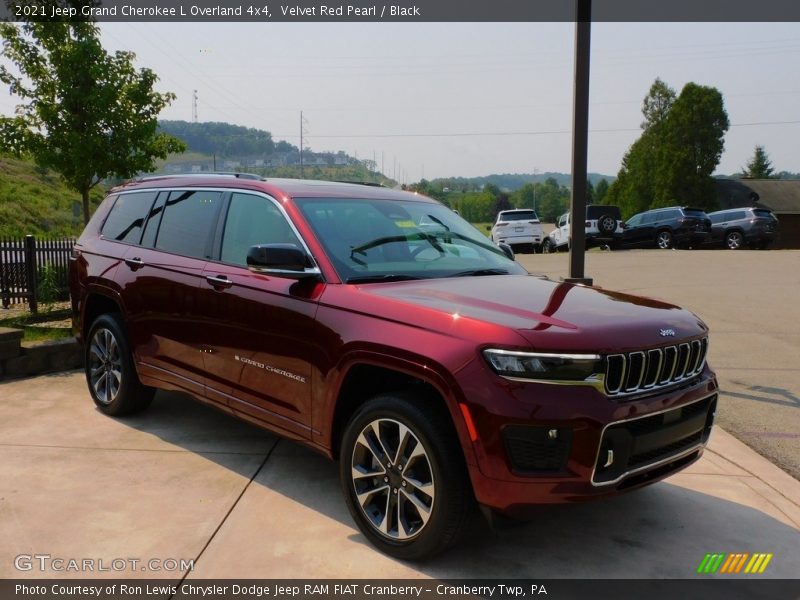 Front 3/4 View of 2021 Grand Cherokee L Overland 4x4