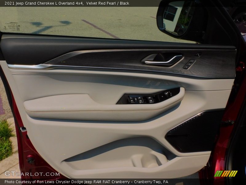 Door Panel of 2021 Grand Cherokee L Overland 4x4