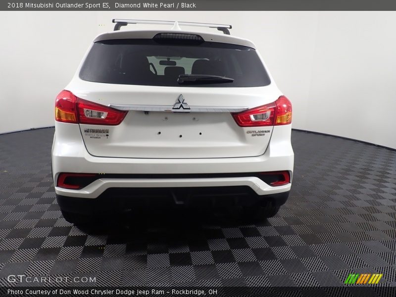 Diamond White Pearl / Black 2018 Mitsubishi Outlander Sport ES