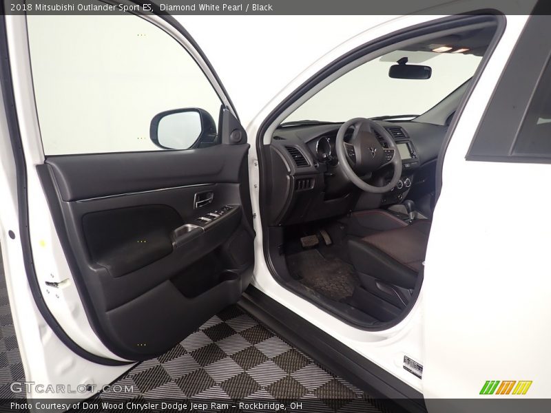 Diamond White Pearl / Black 2018 Mitsubishi Outlander Sport ES