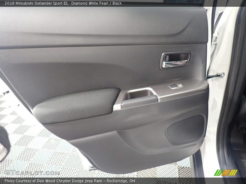 Diamond White Pearl / Black 2018 Mitsubishi Outlander Sport ES