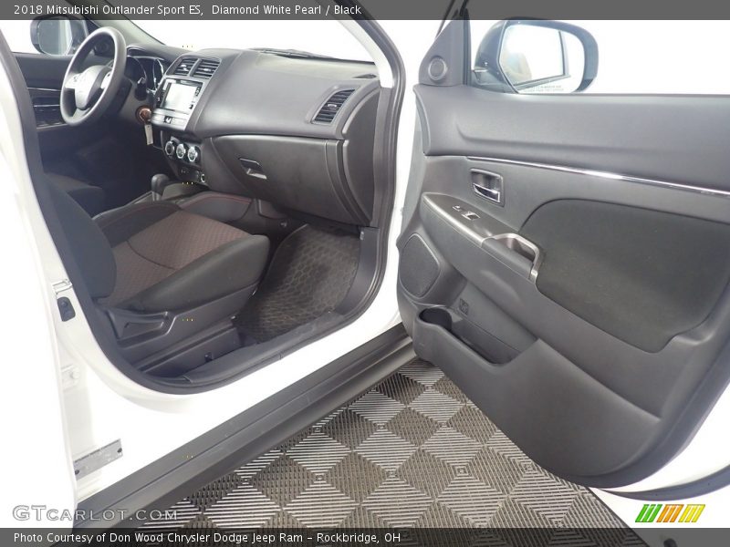 Diamond White Pearl / Black 2018 Mitsubishi Outlander Sport ES