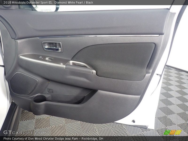 Diamond White Pearl / Black 2018 Mitsubishi Outlander Sport ES