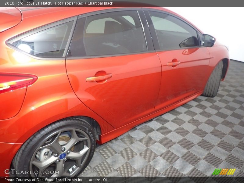 Hot Pepper Red / Charcoal Black 2018 Ford Focus ST Hatch