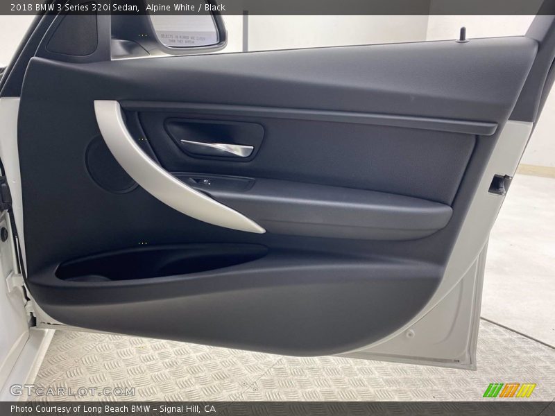 Alpine White / Black 2018 BMW 3 Series 320i Sedan