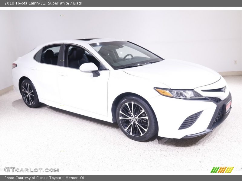Super White / Black 2018 Toyota Camry SE