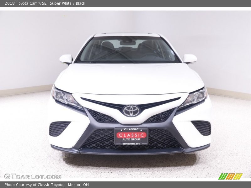 Super White / Black 2018 Toyota Camry SE