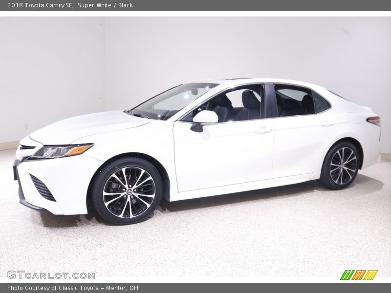 Super White / Black 2018 Toyota Camry SE