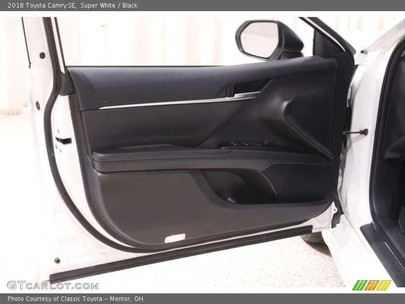 Super White / Black 2018 Toyota Camry SE