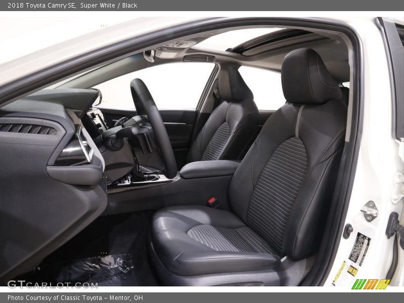 Super White / Black 2018 Toyota Camry SE