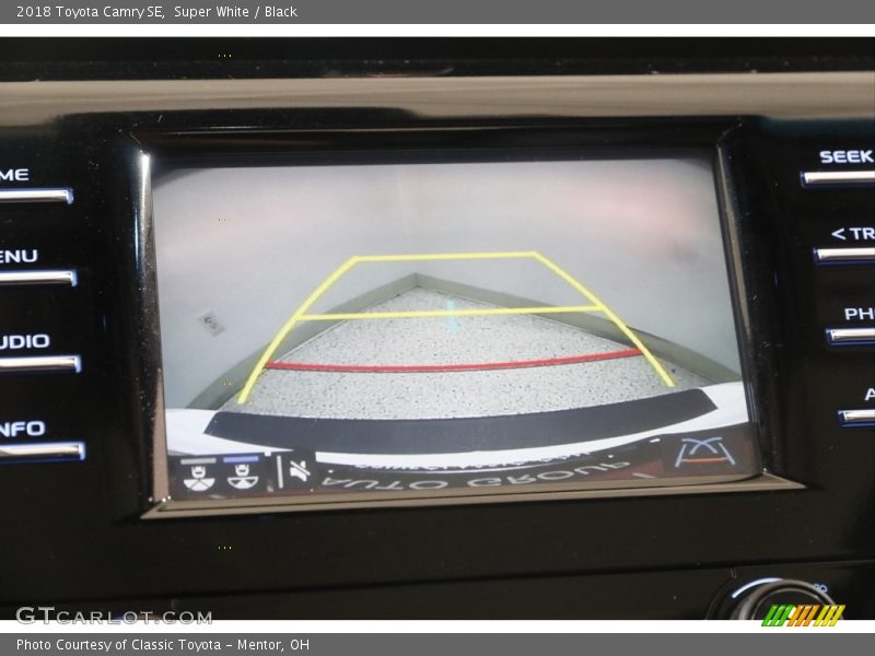 Super White / Black 2018 Toyota Camry SE