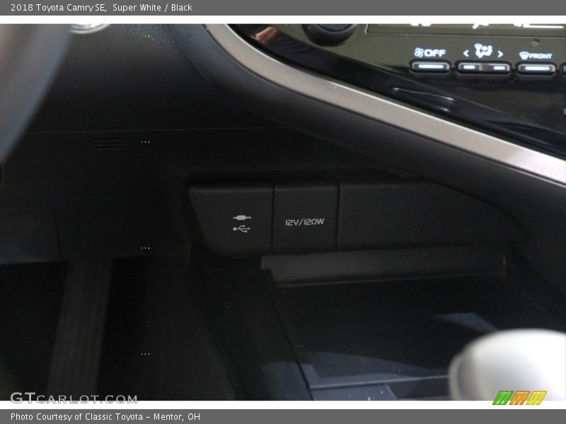 Super White / Black 2018 Toyota Camry SE