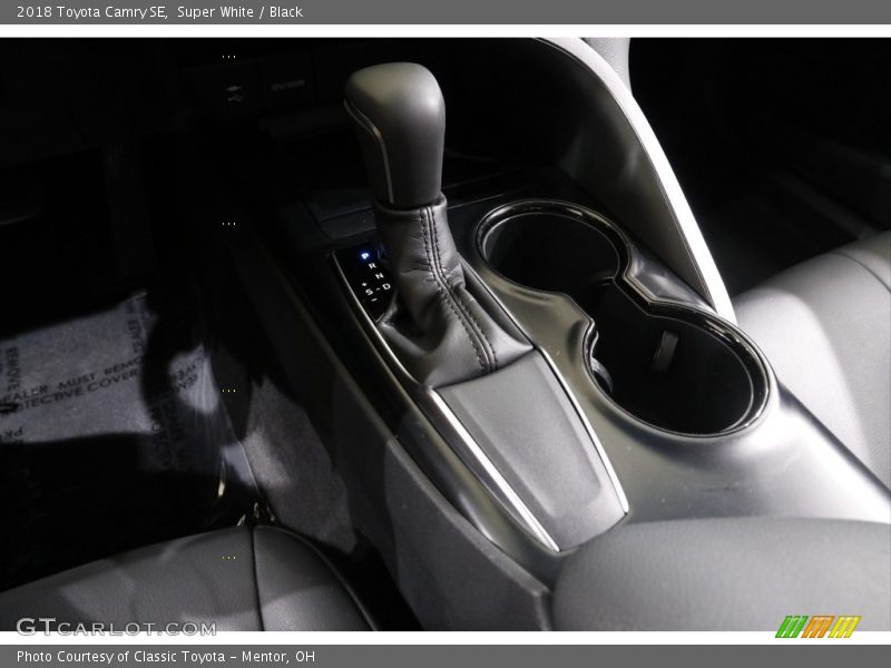 Super White / Black 2018 Toyota Camry SE