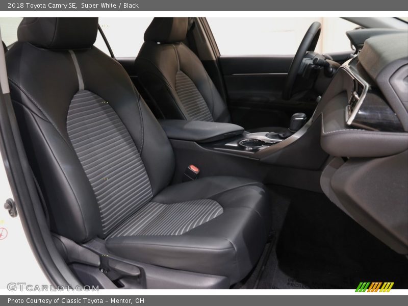 Super White / Black 2018 Toyota Camry SE