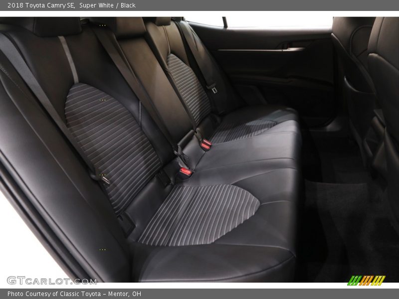 Super White / Black 2018 Toyota Camry SE
