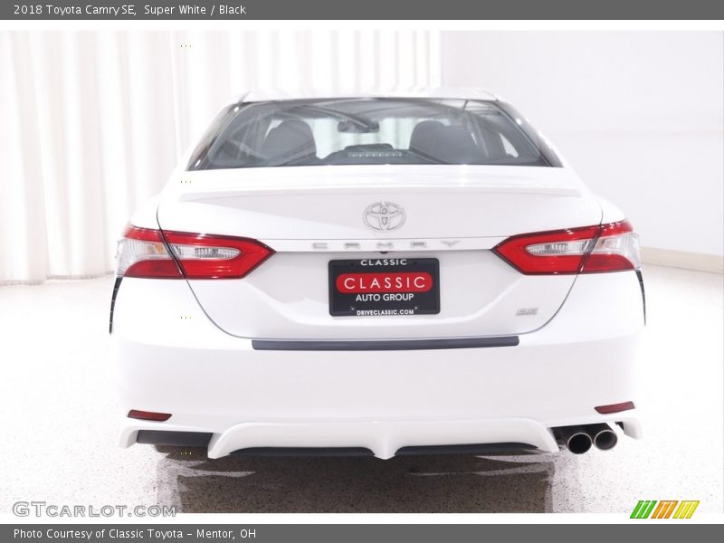 Super White / Black 2018 Toyota Camry SE