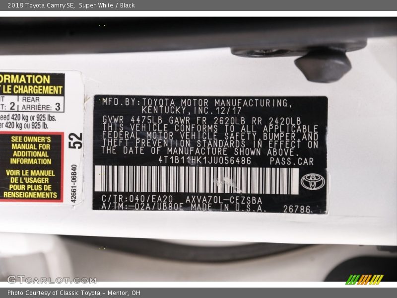 Super White / Black 2018 Toyota Camry SE