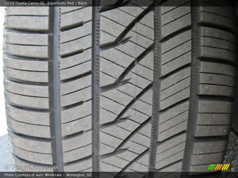 Supersonic Red / Black 2019 Toyota Camry SE