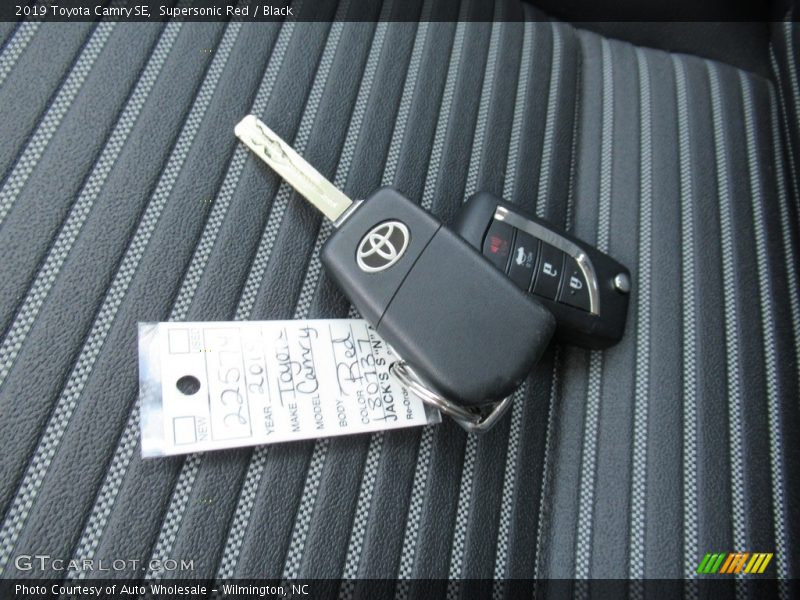 Supersonic Red / Black 2019 Toyota Camry SE
