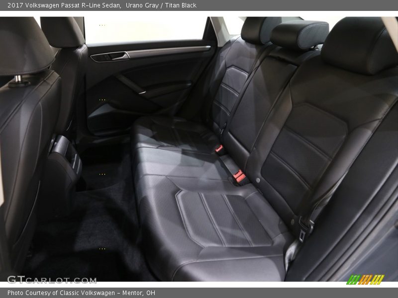 Urano Gray / Titan Black 2017 Volkswagen Passat R-Line Sedan