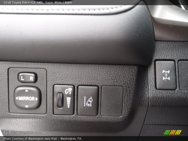 Super White / Black 2018 Toyota RAV4 XLE AWD