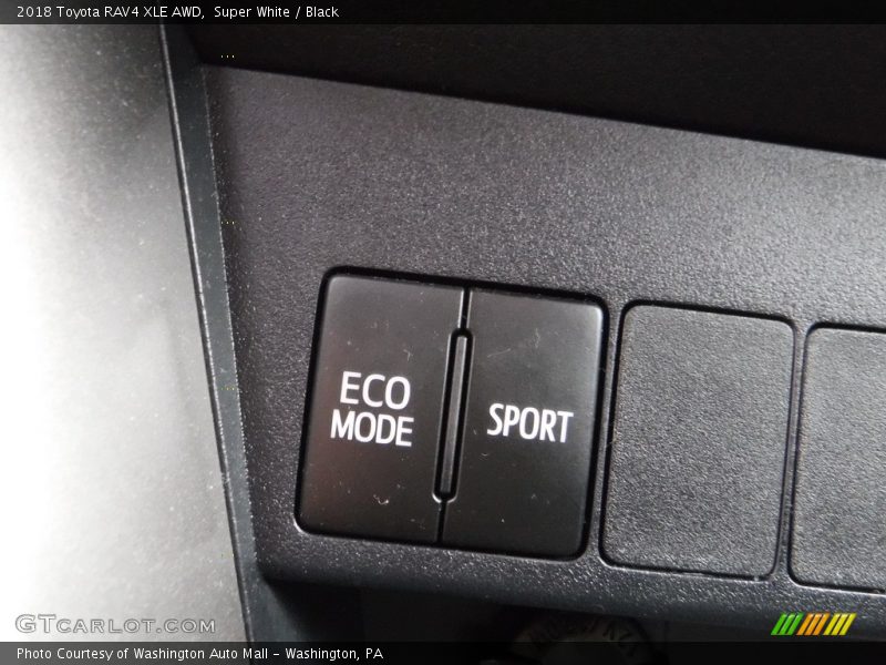 Super White / Black 2018 Toyota RAV4 XLE AWD