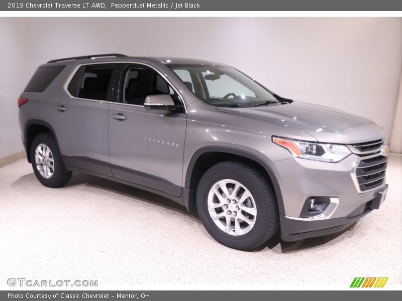 Pepperdust Metallic / Jet Black 2019 Chevrolet Traverse LT AWD