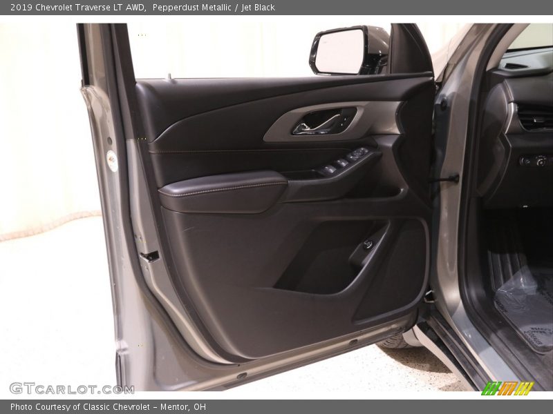Pepperdust Metallic / Jet Black 2019 Chevrolet Traverse LT AWD