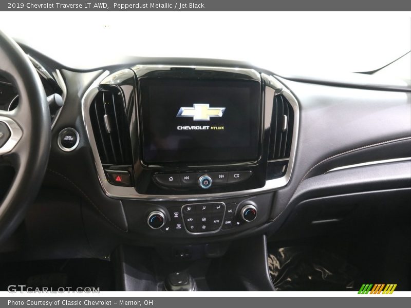 Pepperdust Metallic / Jet Black 2019 Chevrolet Traverse LT AWD