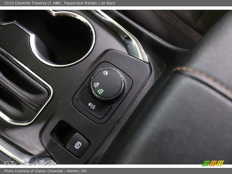 Pepperdust Metallic / Jet Black 2019 Chevrolet Traverse LT AWD