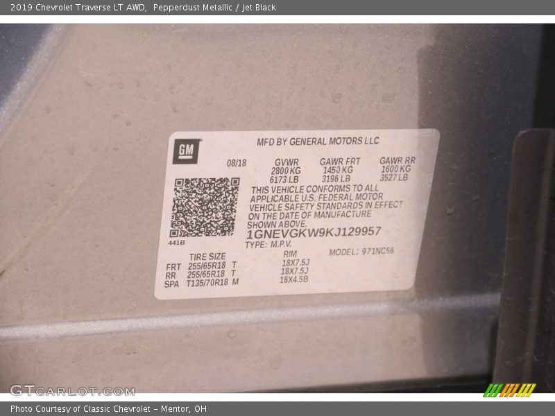 Pepperdust Metallic / Jet Black 2019 Chevrolet Traverse LT AWD