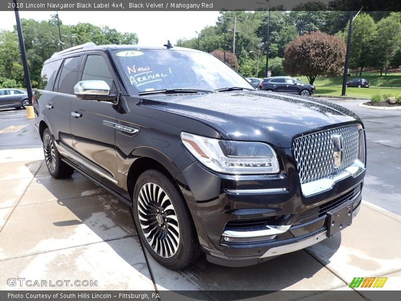 Front 3/4 View of 2018 Navigator Black Label 4x4