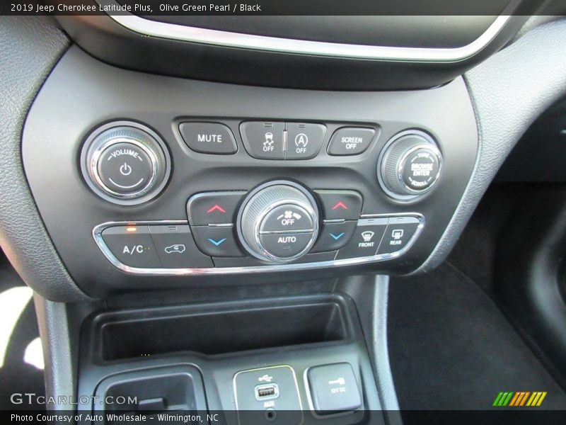 Olive Green Pearl / Black 2019 Jeep Cherokee Latitude Plus