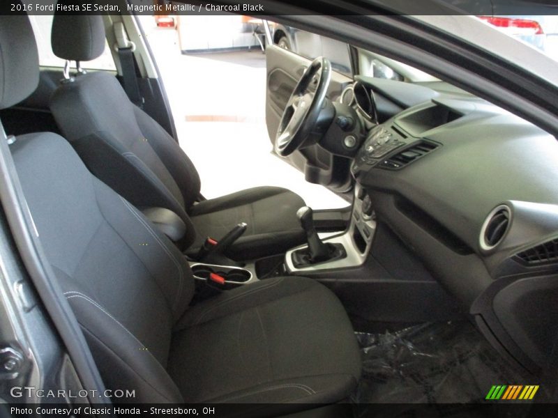 Magnetic Metallic / Charcoal Black 2016 Ford Fiesta SE Sedan