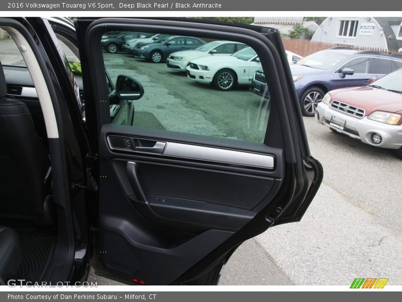 Deep Black Pearl / Black Anthracite 2016 Volkswagen Touareg V6 Sport