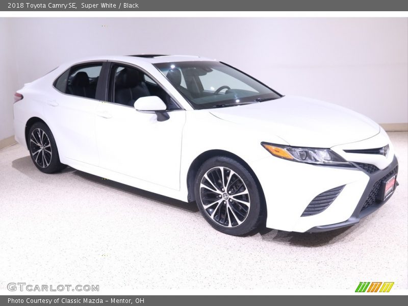 Super White / Black 2018 Toyota Camry SE