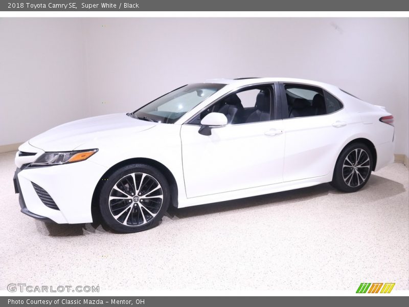 Super White / Black 2018 Toyota Camry SE