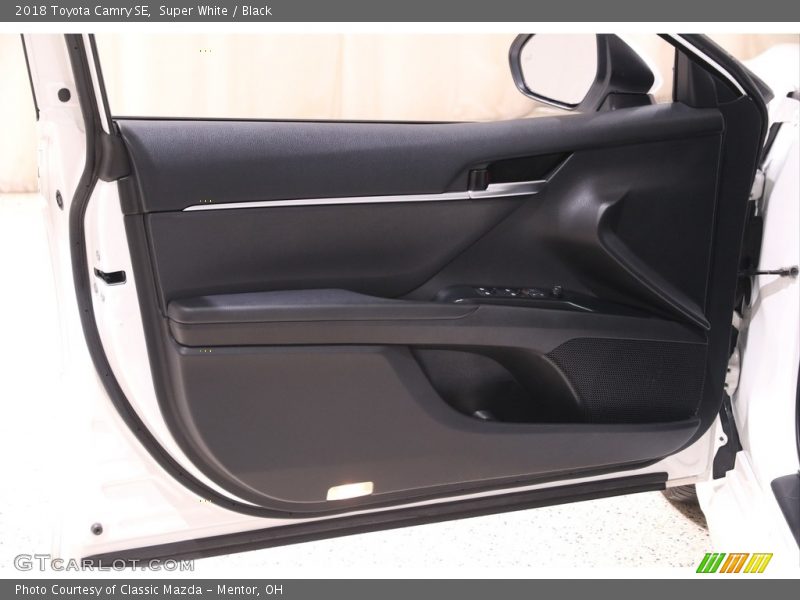 Super White / Black 2018 Toyota Camry SE