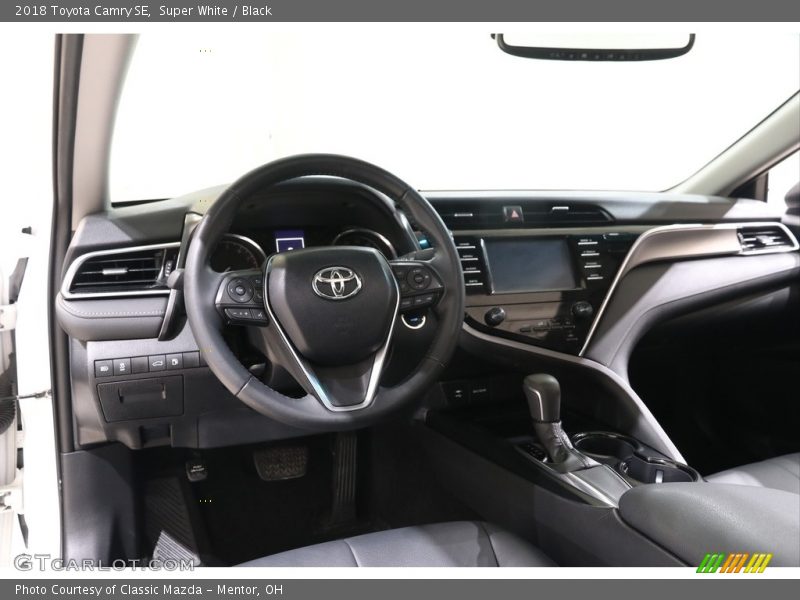Super White / Black 2018 Toyota Camry SE