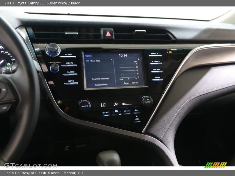 Super White / Black 2018 Toyota Camry SE