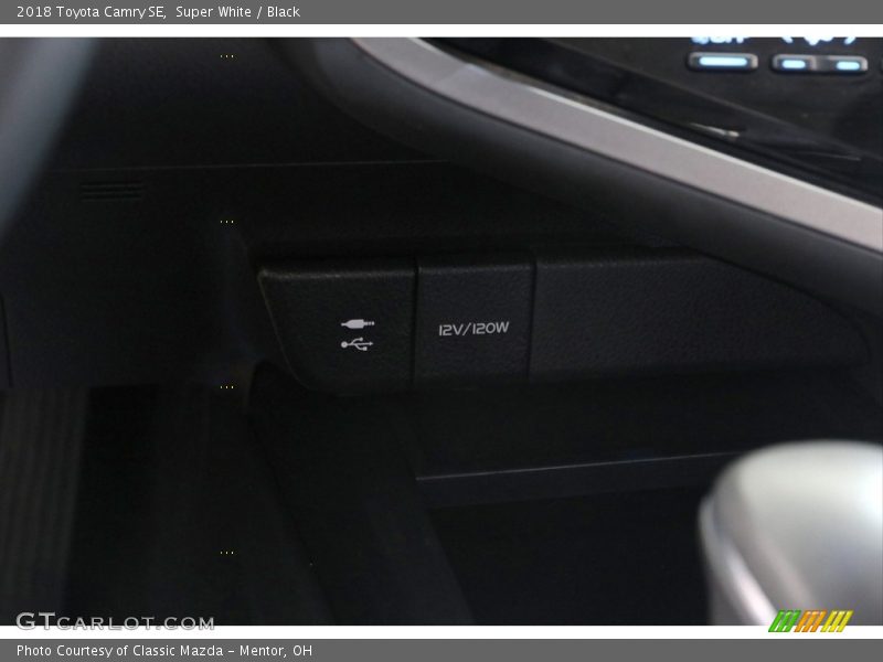 Super White / Black 2018 Toyota Camry SE