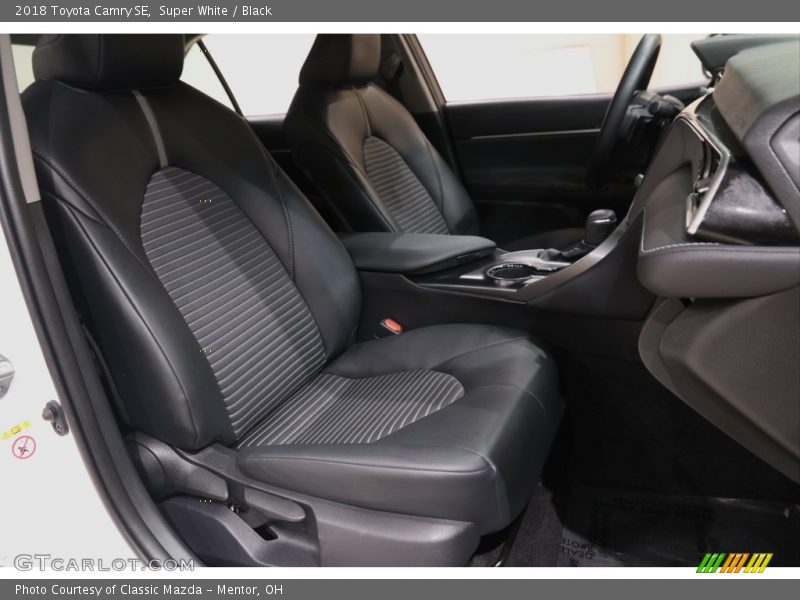 Super White / Black 2018 Toyota Camry SE