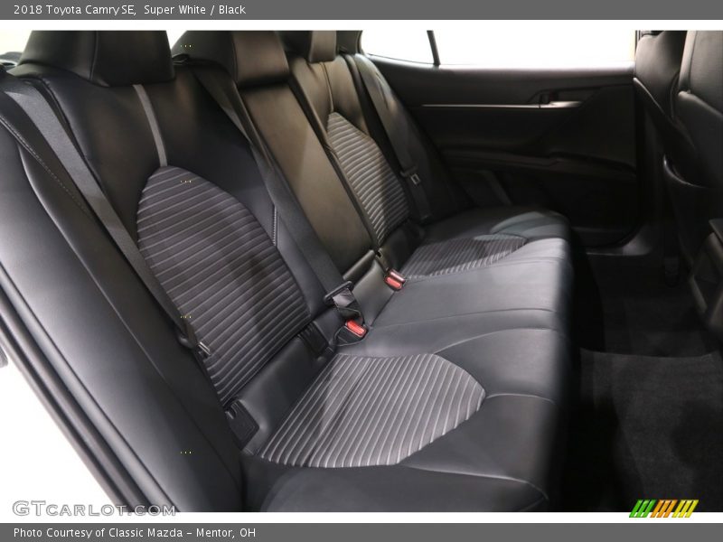 Super White / Black 2018 Toyota Camry SE