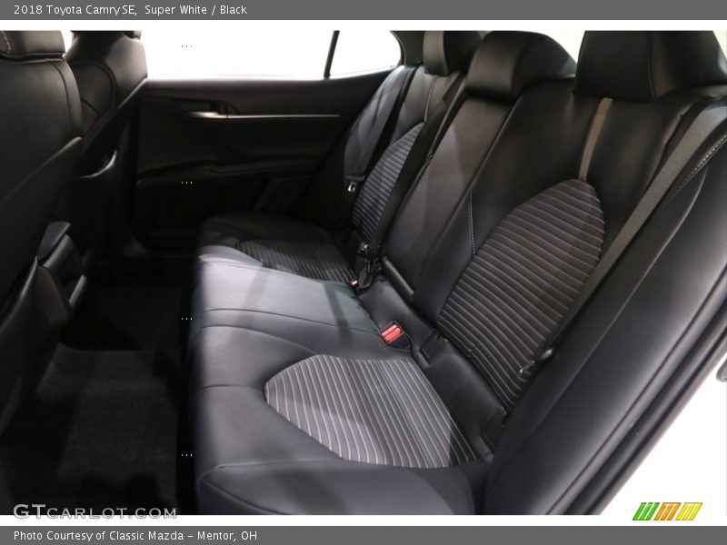 Super White / Black 2018 Toyota Camry SE